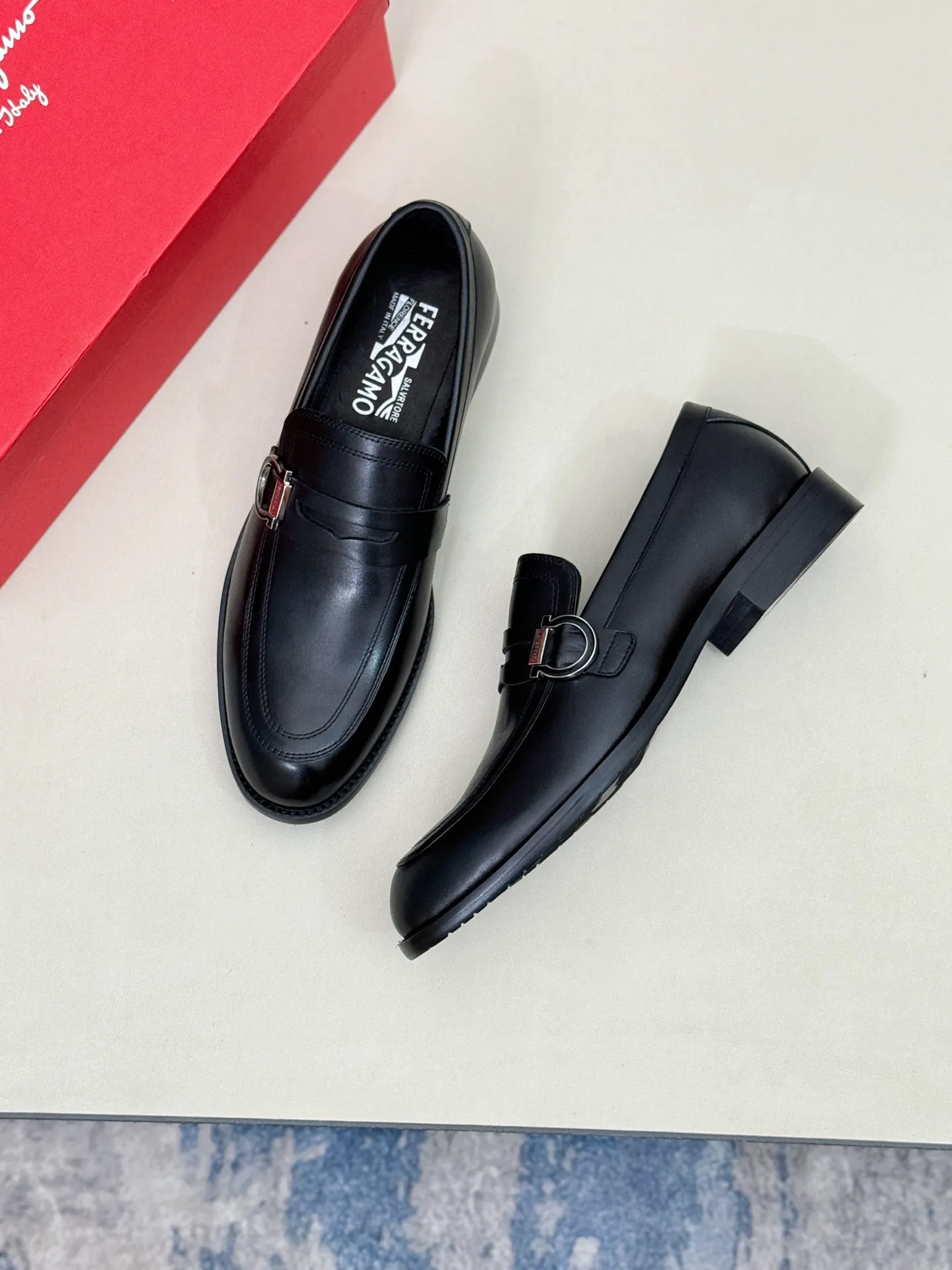 [Ferragamo] P: 560💰 Number of yards: 38~44 (45 orders are non-returnable) Ferragam's new men's formal leather shoes, the fabric is made of imported cowhide, with visible texture, heavy-duty stitching, dyed calfskin inside, standard logo cowhide feet, big-name experience, soft and comfortable on the feet, a men's favorite, special non-slip and wear-resistant rubber soles, easy to handle various occasions, with original box packaging!